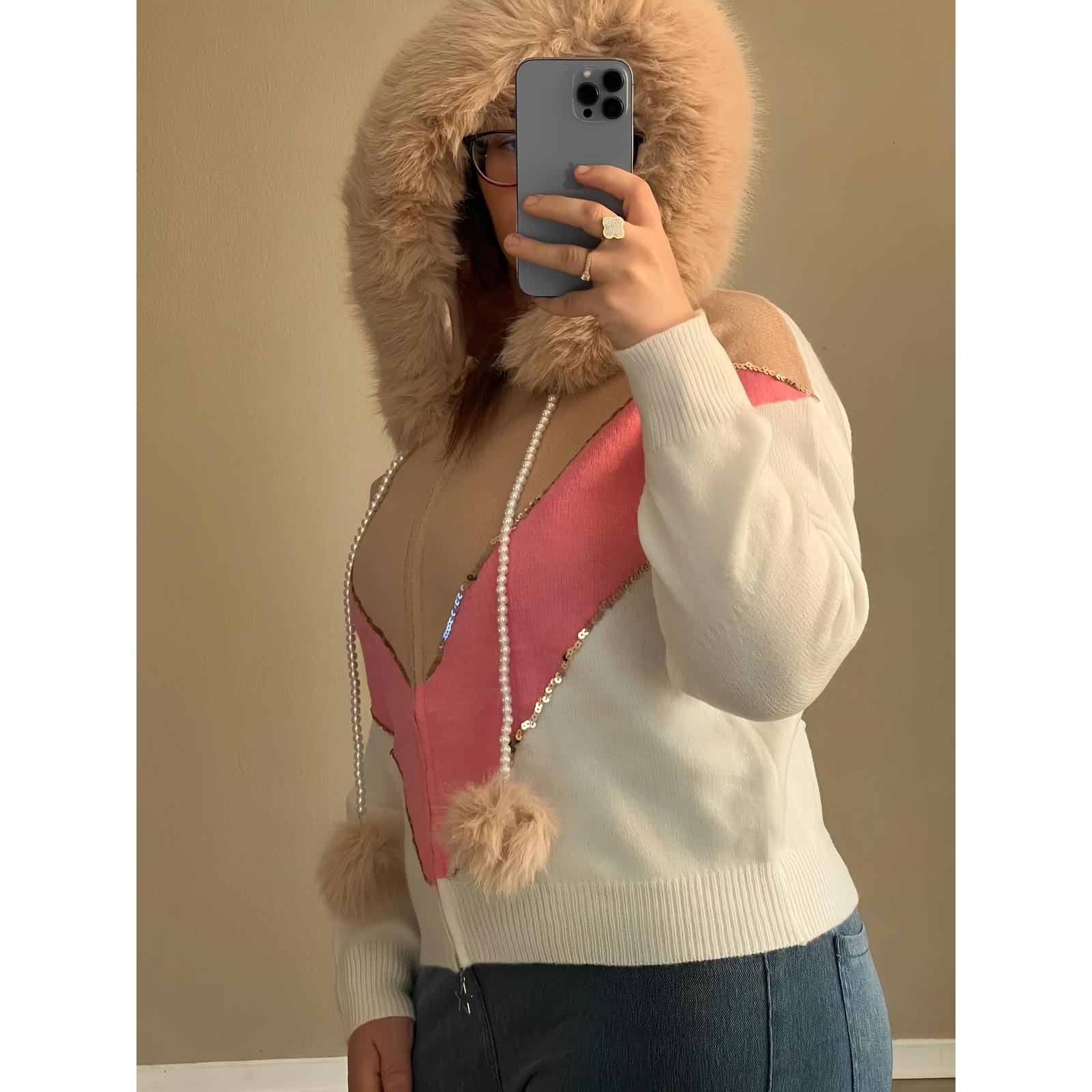 Gilet bicolore à capuche fourrure et pompons