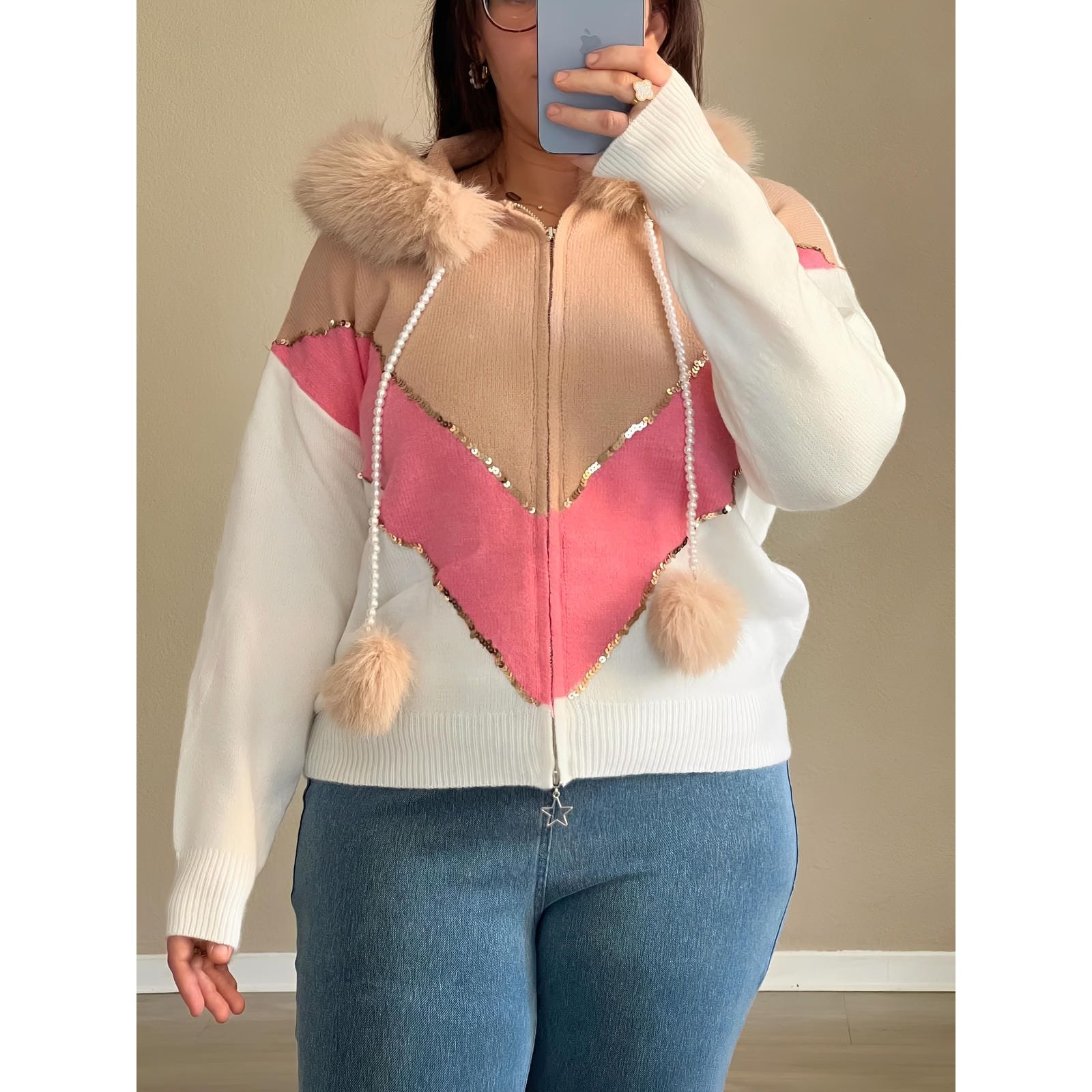 Gilet bicolore à capuche fourrure et pompons