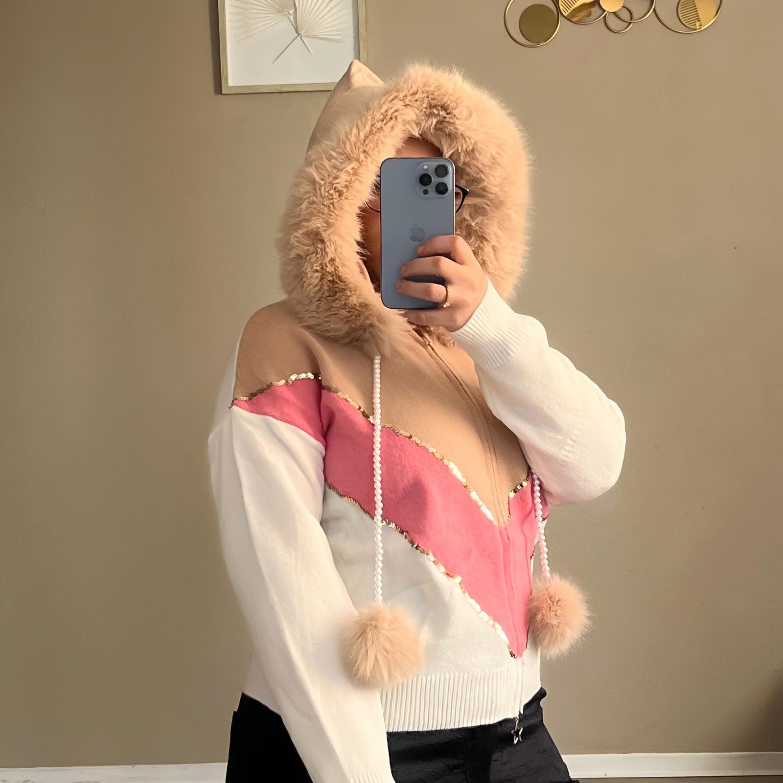 Gilet bicolore à capuche fourrure et pompons