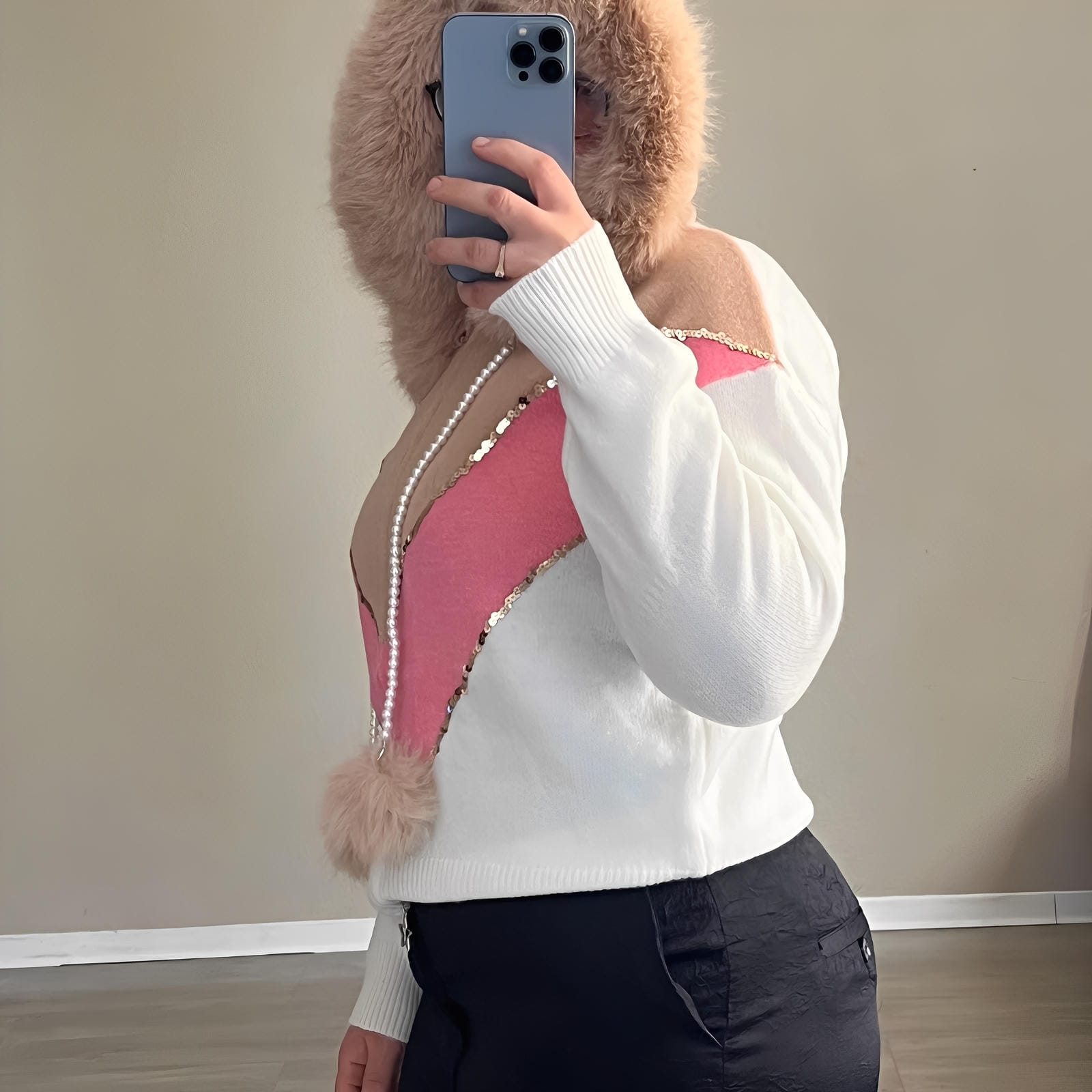 Gilet bicolore à capuche fourrure et pompons