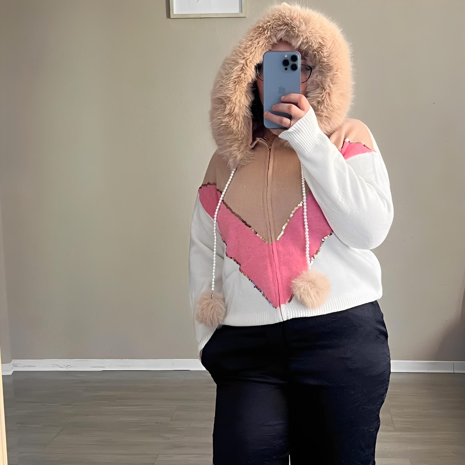 Gilet bicolore à capuche fourrure et pompons